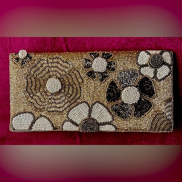 RICKI DESIGNS BEAUTIFUL BEADED FLOWER CLUTCH - Picture 1 of 6